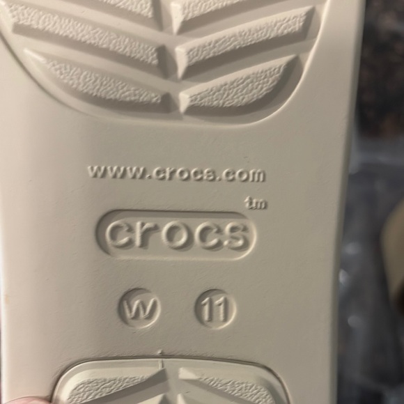 NWT - 11W CROCS Cream Sandals with Chunky Platform and Wide Straps - Picture 3 of 10
